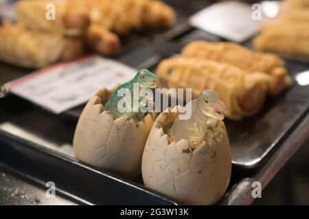 Deliziosi dessert al mercato di Phuket Foto Stock