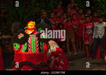 Un gruppo di ragazze da bar cambogiane, vestite con abiti tradizionali cinesi, guarda la tradizionale 'danza leone', di fronte ad un bar girly durante il Capodanno cinese, 'anno del cane'. Phnom Penh, Cambogia. Credit: Kraig Lieb Foto Stock
