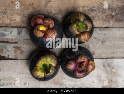 Frutta di Mangosteen sul tavolo di legno Foto Stock