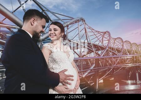 Bella ed elegante coppia di nozze in città Foto Stock