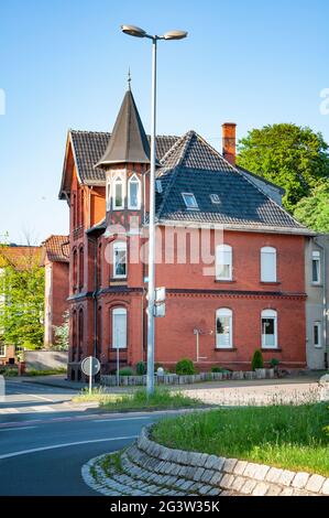 BUNDE, GERMANIA. 12 GIUGNO 2021. Splendida vista della piccola città tedesca con architettura tipica. Stile Fachwerk, parete prussiana Foto Stock