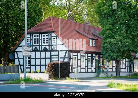BUNDE, GERMANIA. 12 GIUGNO 2021. Splendida vista della piccola città tedesca con architettura tipica. Stile Fachwerk, parete prussiana. Foto Stock