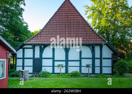 BUNDE, GERMANIA. 12 GIUGNO 2021. Splendida vista della piccola città tedesca con architettura tipica. Stile Fachwerk, parete prussiana. Foto Stock