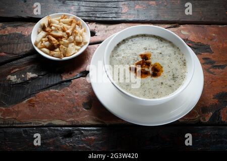 Tradizionale zuppa di yogurt turco su rustico tavolo di legno Foto Stock