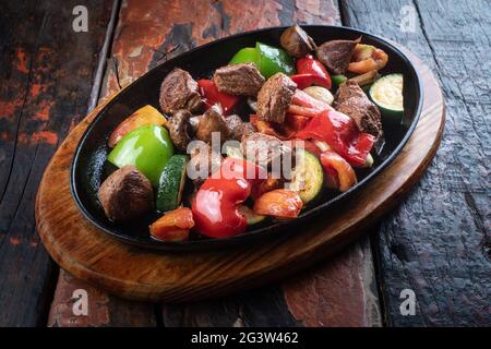 Carne turca e Sote su tavola rustica legnaia Foto Stock