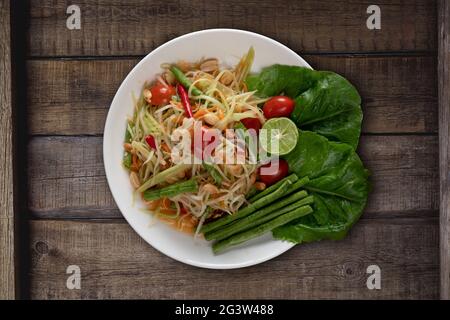 Vista dall'alto cibo tailandese riso noodle papaya insalata su tavolo di legno Foto Stock