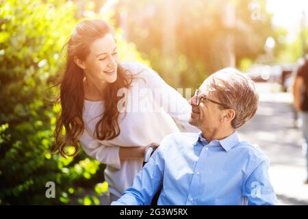 Assistenza anziani per pazienti anziani al di fuori. Uomo anziano in sedia a rotelle Foto Stock