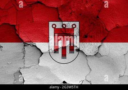 Bandiera dello stato di Vorarlberg dipinta su parete fessurata Foto Stock