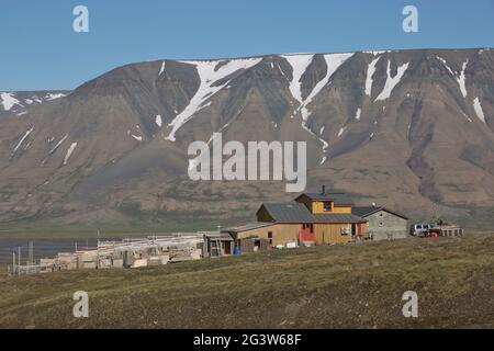 Tradizionali case in legno colorato in una giornata di sole a Longyearbyen Svalbard Foto Stock
