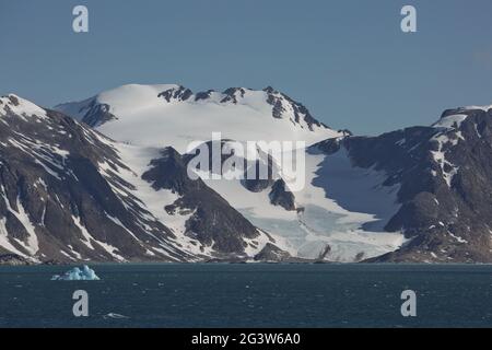 La costa e le montagne del Liefdefjord nelle Isole Svalbard (Spitzbergen) nell'alto Artico Foto Stock