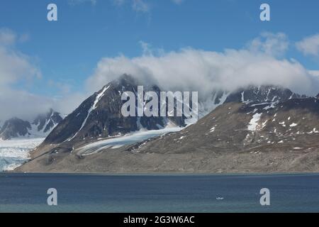 La costa e le montagne del Liefdefjord nelle Isole Svalbard (Spitzbergen) nell'alto Artico Foto Stock