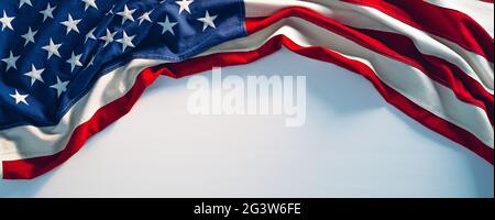 Bandiera DEGLI STATI UNITI sulla trama della vernice bianca. 4 luglio USA Independence Day banner copia spazio Foto Stock