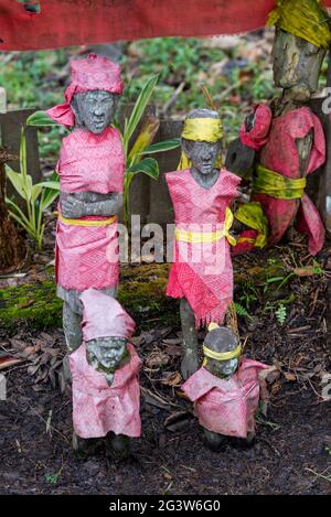 Figure familiari in un piccolo tempio antenato a Sarawak sul Borneo Foto Stock