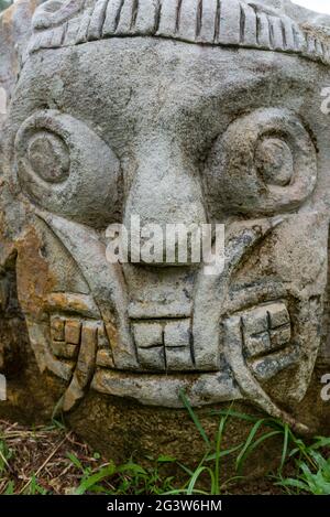 Immagine di culto scolpita dalla roccia a Sarawak sul Borneo Foto Stock