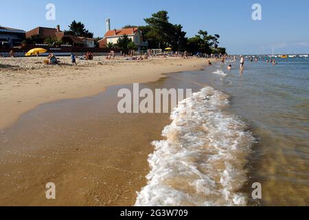 GIRONDE (33). ARCACHON BAY. CAP FERRET. PERSONE IN VACANZA SULLA SPIAGGIA DI LE CAP-FERRET. Foto Stock