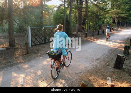 GIRONDE (33). ARCACHON BAY. CAP FERRET. EQUITAZIONE BICILE CHE VIVE NEL RICCO QUARTIERE DEI '40 ARPENTS'. Foto Stock