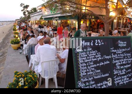 GIRONDE (33). ARCACHON BAY. CAP FERRET. LA SPIAGGIA DI LE CAP-FERRET CON IL RISTORANTE L'ESCALE DI NOTTE. Foto Stock