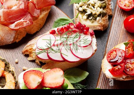 Antipasti a bordo con tapas spagnole tradizionali. Antipasti italiani bruschetta spuntini Foto Stock