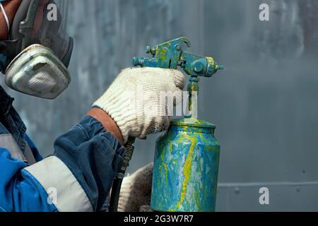 Lavoro industriale. Adescamento di prodotti metallici dalla pistola di compressione Foto Stock