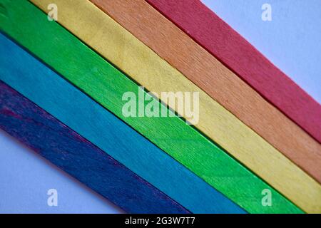 bandiera lgbt con bastoncini di legno Foto Stock