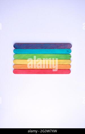 bandiera lgbt con bastoncini di legno Foto Stock