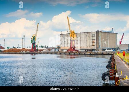 Porto industriale e porto di Szczecin con alte gru portuali e macchinari industriali Foto Stock