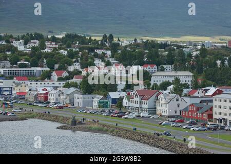 Vista sul centro della città e sulla chiesa di Akureyrarkirkja ad Akureyri in Islanda Foto Stock