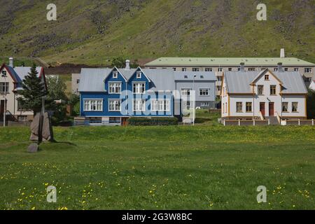 Case in stile tradizionale che si affacciano sulla piazza Tungata nella splendida città di Isafjordur in Islanda Foto Stock