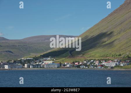 Splendida vista e paesaggio del fiordo islandese che circonda il villaggio di Isafjordur in Islanda Foto Stock