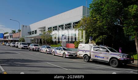 le auto della polizia del queensland fuori dalla stazione di polizia di Mackay Foto Stock