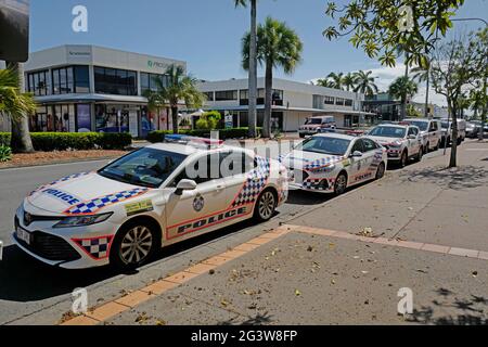 le auto della polizia del queensland fuori dalla stazione di polizia di Mackay Foto Stock