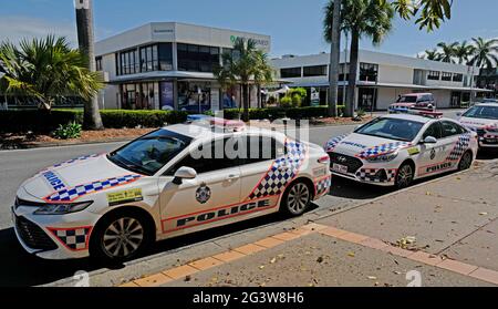 le auto della polizia del queensland fuori dalla stazione di polizia di Mackay Foto Stock