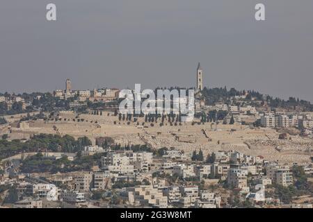 Vista del Monte degli Ulivi sulla città vecchia di Gerusalemme in Israele Foto Stock