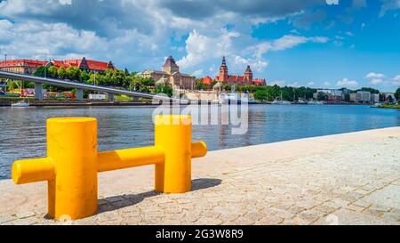 Grande scellino giallo defocato con vista sulle barche e alberi di Chrobry a Szczecin Foto Stock