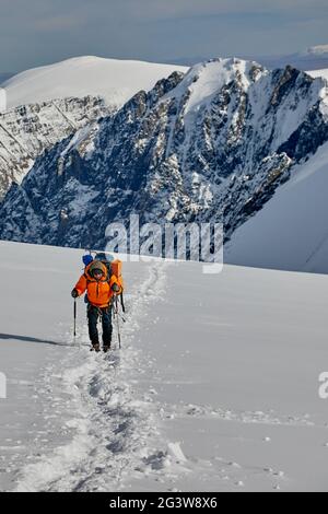 Scalatori che camminano sul ghiacciaio Foto Stock