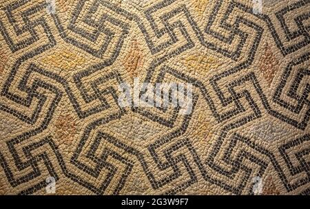 Simbolo della swastika nell'antica decorazione a mosaico celtico. Design per uno sfondo vecchio stile. Foto Stock