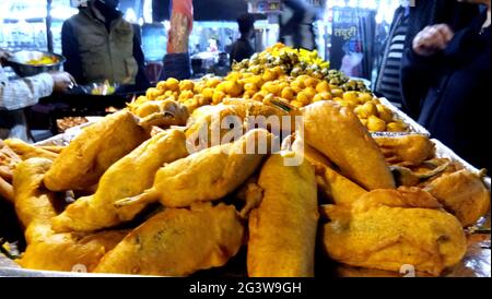Lucknow, uttar pradesh - gennaio 2021 : UN venditore di cibo di strada patatine snack pakodas in vendita Foto Stock
