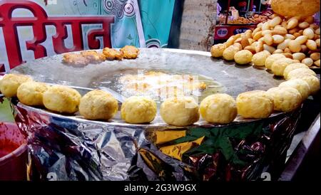 Lucknow, uttar pradesh - gennaio 2021 : uomo che fa Aloo tikki (fritti di patate), cibo stallo india cibo di strada. Foto Stock