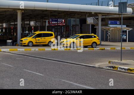 Antalya, Turchia: 26 maggio 2021: Taxi giallo all'aeroporto. Giorno luminoso e soleggiato. Viaggiare durante una pandemia. Foto di alta qualità Foto Stock