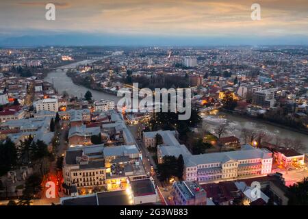 Vista aerea del paesaggio urbano illuminato di Kutaisi sul fiume Rioni Foto Stock