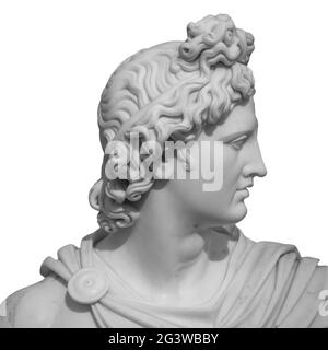 Copia in gesso bianco dell'antica statua di Apollo Dio del Sole testa isolata su sfondo bianco. Scultura in gesso del volto dell'uomo. Ren Foto Stock