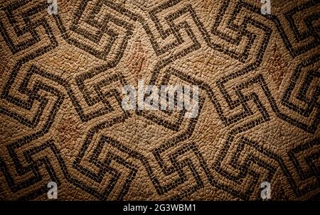 Simbolo della swastika nell'antica decorazione a mosaico celtico. Design per uno sfondo vecchio stile. Foto Stock