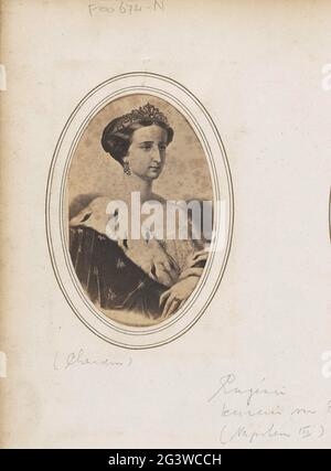 Produzione fotografica di (probabilmente) una stampa di un ritratto dipinto dell'imperatrice Eugénie dalla Francia, moglie di Napoleone III Parte dell'album fotografico con 123 Cartes-de-Visite di membri di case reali europee, politici e personaggi famosi. Foto Stock