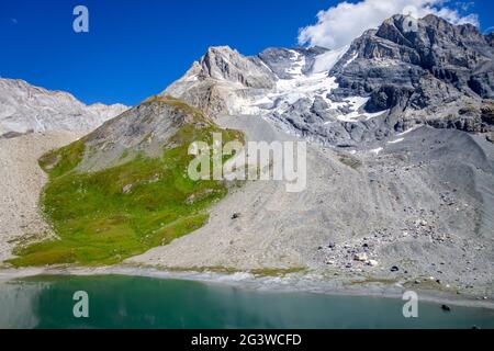 Lago lungo e ghiacciaio alpino Grande casse nelle alpi francesi Foto Stock