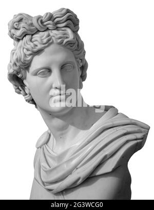 Copia in gesso bianco dell'antica statua di Apollo Dio del Sole testa isolata su sfondo bianco. Scultura in gesso del volto dell'uomo. Ren Foto Stock