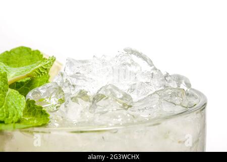 Cocktail - mojito alcolico: Sciroppo, lime, menta, rum cubano, ghiaccio. Cocktail alcolico in un bicchiere su sfondo bianco. Isolato. R Foto Stock