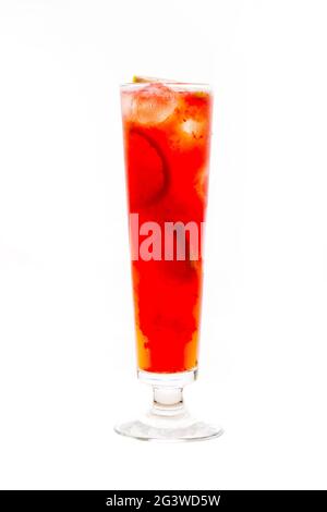 Cocktail rosso, frullato, succo in un bicchiere trasparente con gocce d'acqua. Isolato su sfondo bianco. Decorazione cocktail: M Foto Stock