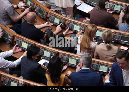 Non esclusivo: KIEV, UCRAINA - 16 GIUGNO 2021 - i parlamentari sono raffigurati durante la seduta della Verkhovna Rada di Ucraina, Kiev, capitale dell'Ucraina Foto Stock