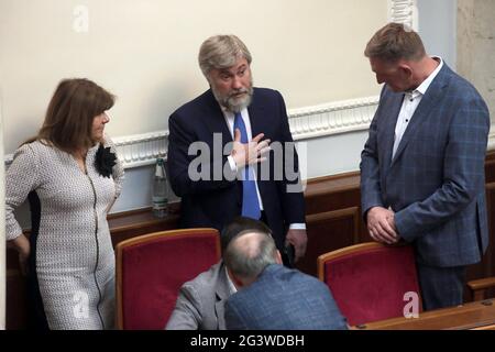 Non esclusivo: KIEV, UCRAINA - 16 GIUGNO 2021 - i parlamentari sono raffigurati durante la seduta della Verkhovna Rada di Ucraina, Kiev, capitale dell'Ucraina Foto Stock