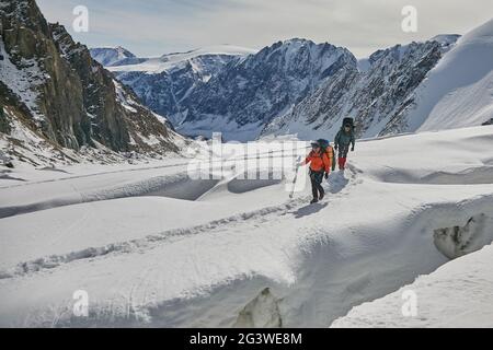 Scalatori che camminano sul ghiacciaio Foto Stock